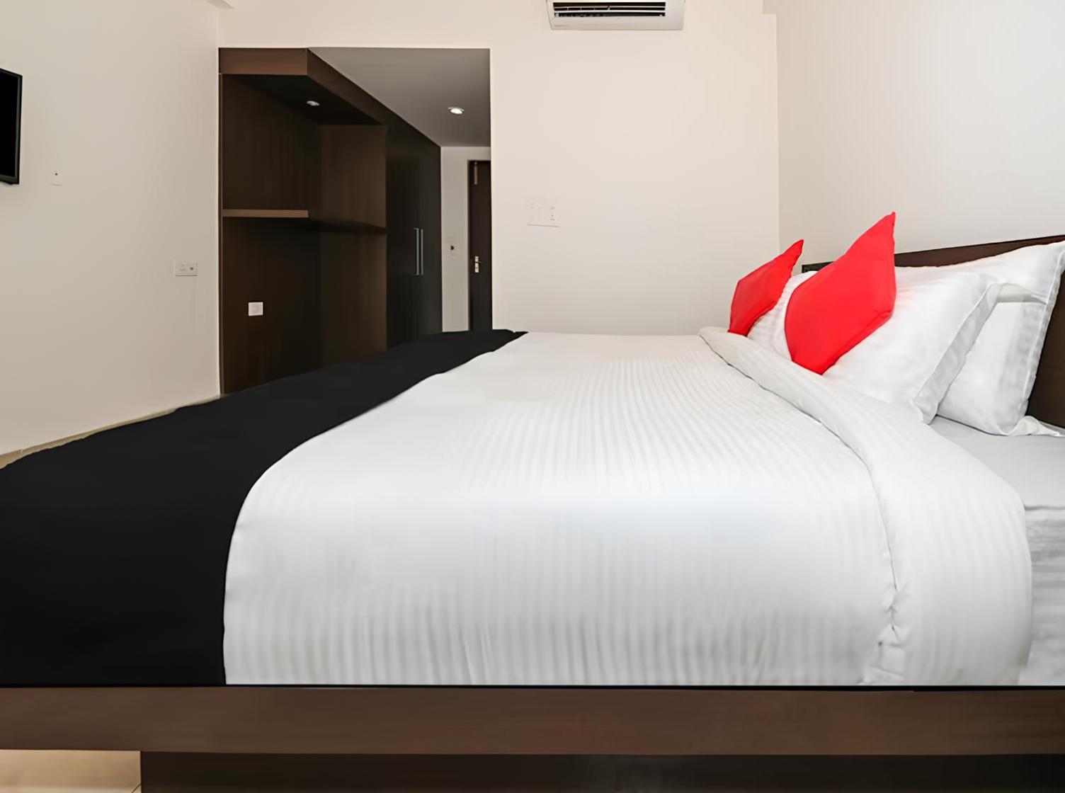 בארילי Club 7 Resort And Banquets מראה חיצוני תמונה