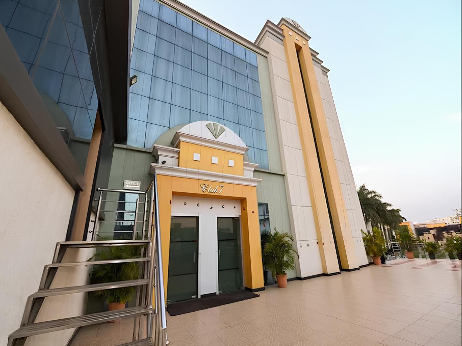 בארילי Club 7 Resort And Banquets מראה חיצוני תמונה